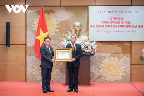 Vuong Dinh Huê décore d’anciens responsables de l’Assemblée nationale - ảnh 2