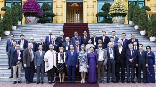 Nguyên Xuân Phuc reçoit des délégués étrangers participant aux célébrations des 50 ans des accords de Paris - ảnh 1