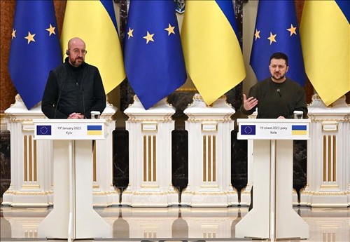 UE-Ukraine : Volodymyr Zelensky invité à un sommet des 27, attendu jeudi à Bruxelles - ảnh 1
