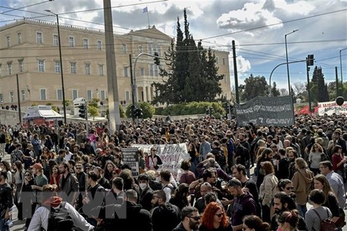 Catastrophe ferroviaire en Grèce: des violences lors de nouveaux rassemblements - ảnh 1