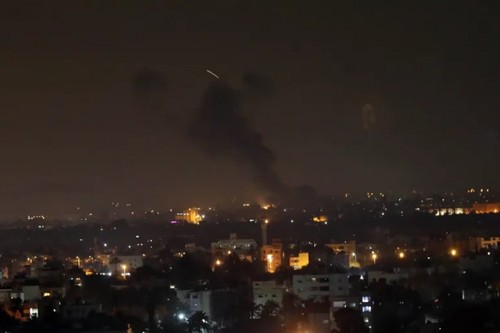 Israël frappe le Liban et Gaza après des tirs de roquettes contre son territoire - ảnh 1