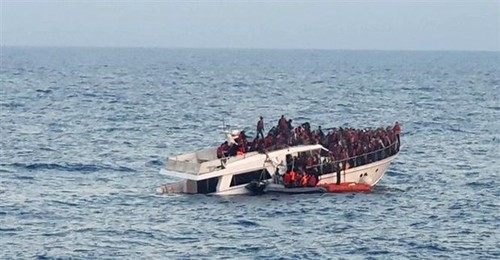 Un bateau avec 500 migrants à bord a disparu en mer Méditerranée - ảnh 1
