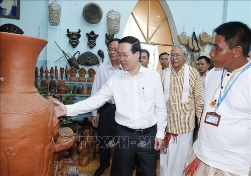 Remise officielle du certificat de l’UNESCO pour la poterie du peuple Cham - ảnh 1