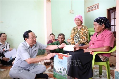 Trân Quang Phuong rend visite aux familles méritantes de Dak Lak - ảnh 1