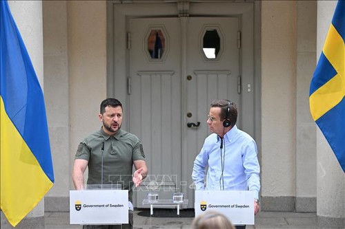 Ukraine : Zelensky en Suède pour y rencontrer le Premier ministre et la famille royale - ảnh 1