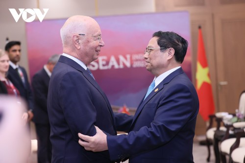 Pham Minh Chinh rencontre le Premier ministre timorais et le président du WEF - ảnh 2