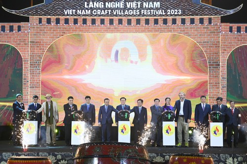 Vuong Dinh Huê honore l’inauguration du Festival de préservation des villages d’artisanat de 2023 - ảnh 1
