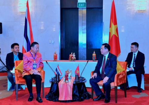Le président de l’Assemblée nationale vietnamienne rencontre des hommes d'affaires thaïlandais - ảnh 1