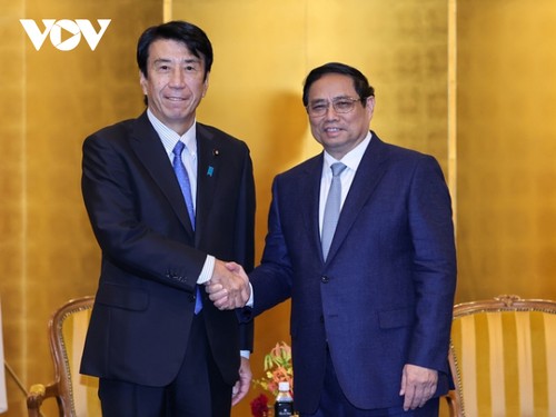 ​Pham Minh Chinh rencontre le ministre japonais de l’Economie, du Commerce et de l’Industrie et le président de la JETRO - ảnh 1