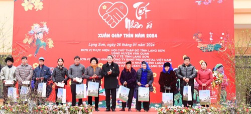 Têt: Nguyên Duc Hai attribue des cadeaux à des personnes dans le besoin à Lang Son - ảnh 1