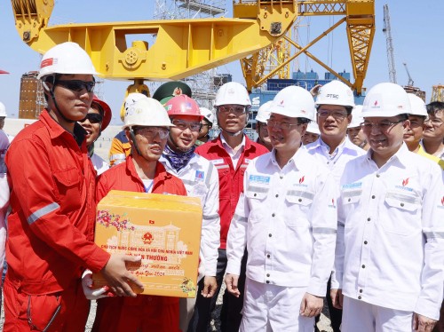 Nouvel An lunaire: Vo Van Thuong adresse ses voeux aux travailleurs des plateformes gazo-pétrolières - ảnh 2
