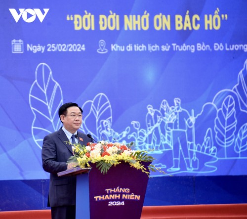 Nghê An: Vuong Dinh Huê participe au lancement du mois des Jeunes et à la Fête de plantation d'arbres - ảnh 1