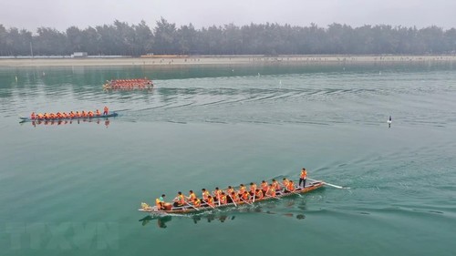 Première course de bateaux entre les districts insulaires du pays - ảnh 1