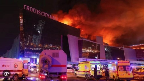 Russie: 93 morts dans une attaque revendiquée par l’État islamique d’une salle de concert près de Moscou - ảnh 1