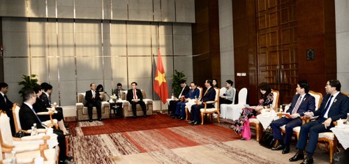 Vuong Dinh Huê rencontre des dirigeants d’entreprises chinoises à Kunming - ảnh 1