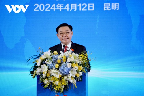 Vuong Dinh Huê au Forum sur la promotion de l’investissement et du commerce Vietnam-Chine à Kunming - ảnh 2