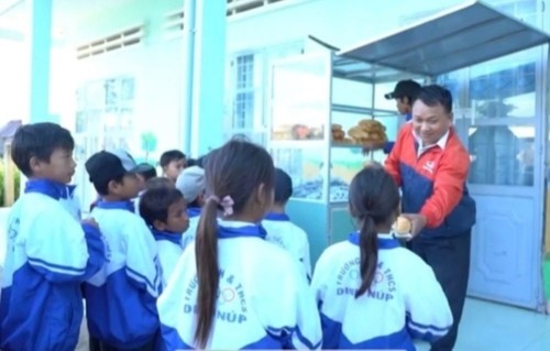Vu Van Tùng: Un enseignant dévoué au service de ses élèves - ảnh 1