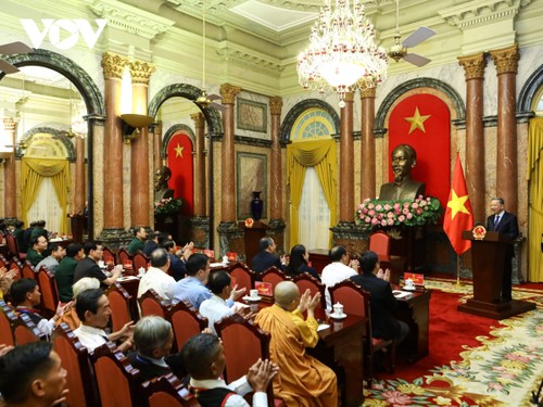 Tô Lâm honore les personnes influentes au sein des minorités ethniques - ảnh 1