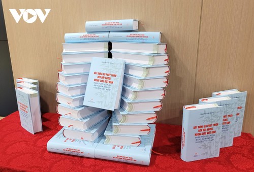 Table ronde sur deux ouvrages du secrétaire général Nguyên Phu Trong sur la culture et la diplomatie - ảnh 2