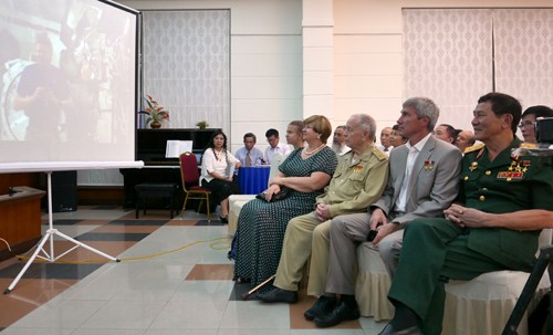 В Ханое прошла встреча с космонавтами Фам Туаном и Виктором Горбатко  - ảnh 1