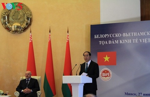 Чан Дай Куанг и Александр Лукашенко председательствовали на белорусско-вьетнамском бизнес-симпозиуме - ảnh 1