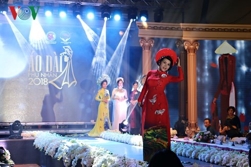 В Праге прошел финал всеевропейского конкурса женского платья «ао-зяй» вьетнамских супруг – 2018 - ảnh 1