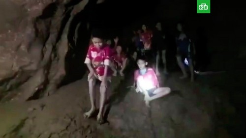 Военные в Таиланде ищут способ вывести футбольную команду из затопленной пещеры - ảnh 1