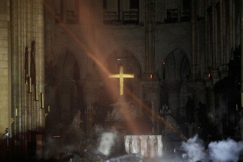 МВД Франции заявило о «взятии под контроль» пожара в соборе Парижской Богоматери  - ảnh 1