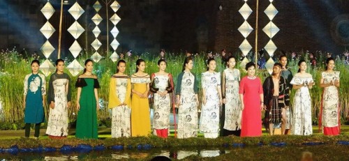 В городе Хюэ прошел Фестиваль традиционных платьев «ао-зай» - ảnh 1