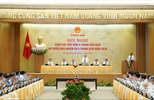 Во Вьетнаме прошла онлайн-конференция по социально-экономическому развитию страны за первое полугодие - ảnh 1