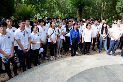Летний лагерь 2019: молодые вьетнамские эмигранты посетили провинцию Куангнгай - ảnh 1