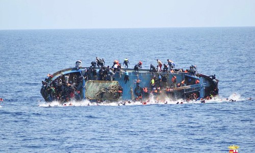 Крушение лодки с беженцами в Италии: погибли  и пропали без вести десятки людей  - ảnh 1