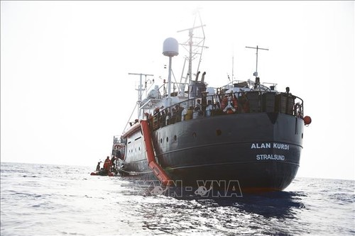 Италия впустила два судна с более чем 100 мигрантами - ảnh 1