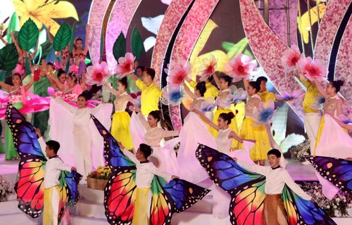 В рамках Далатского цветочного фестиваля 2019 г. прошел карнавальный вечер - ảnh 1