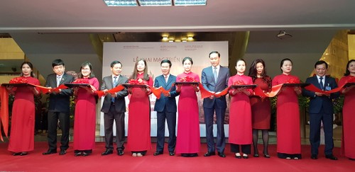 В Ханое открылась экспозиция, посвящённая 90-летию Компартии Вьетнама - ảnh 1
