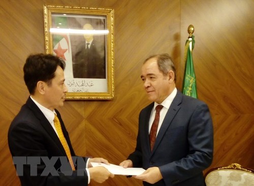 Президент Алжира высоко оценил вьетнамские достижения в развитии страны - ảnh 1