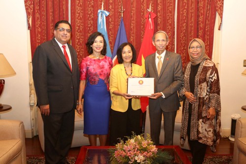 Вьетнам по ротации принял должность председателя комитета по делам АСЕАН в Аргентине - ảnh 1