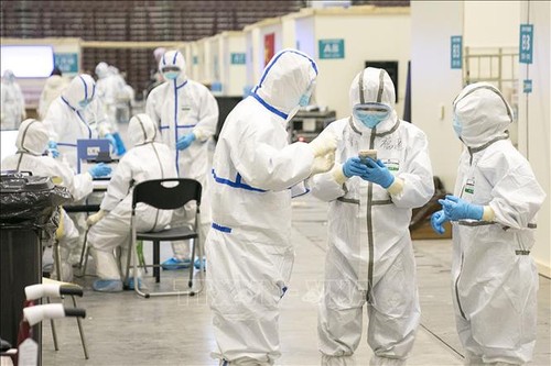 В китайском Хубэе за сутки от коронавируса умерли 242 человека - ảnh 1