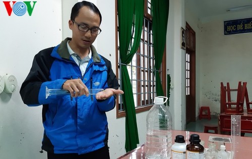 Об учителе Во Фыок Хунге, который успешно производит дезинфицирующее средство - антибактериальный гель для рук для профилактики коронавируса  - ảnh 1