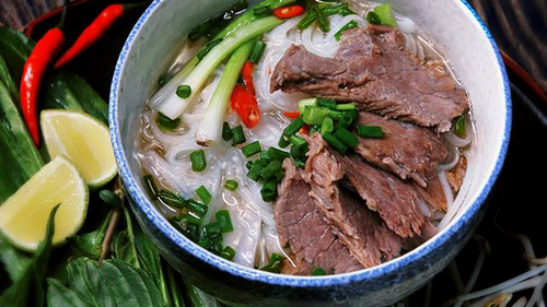 Суп с лапшой «фо» - знаменитое вьетнамское блюдо - ảnh 1