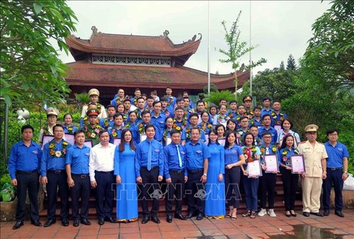Во Вьетнаме прошли различные мероприятия в честь 130-летия со дня рождения Президента Хо Ши Мина - ảnh 1