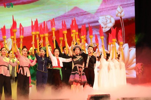 В Ханое прошла церемония празднования 130-летия со дня рождения Президента Хо Ши Мина - ảnh 1