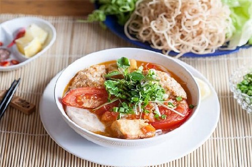 Вьетнамская лапша с крабовым бульоном «бун-риеу-куа» вошла в ТОП самых вкусных блюд в Азии - ảnh 1