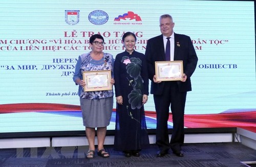 Выражение признательности отдельным лицам, внесшим вклад в развитие вьетнамо-российских отношений - ảnh 1