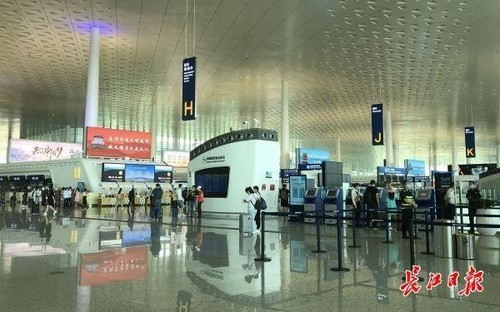 Китайский Ухань постепенно возобновляет авиасообщение из Китая в ЮВА - ảnh 1