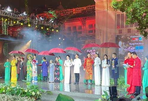 В Хошимине открылся фестиваль вьетнамского традиционного платья «ао-зай» 2020 года - ảnh 1