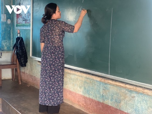 Об учительнице Фан Тхи Кхань, которая прилагает все усилия для заботы о своих учениках - ảnh 1