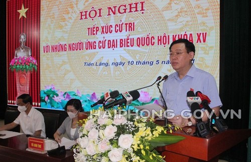 Председатель Нацсобрания Выонг Динь Хюэ встретился с избирателями уезда Тиенланг города Хайфон - ảnh 1