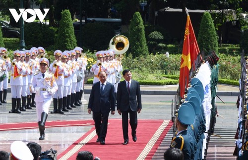 Нгуен Суан Фук с супругой председательствовал на церемонии встречи генсека НРПЛ, президента ЛНДР, прибывшего во Вьетнам с официальным визитом - ảnh 1