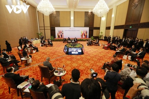 Вьетнам предлагает укреплять сотрудничество в АСЕАН и решать нетрадиционные вызовы безопасности - ảnh 1